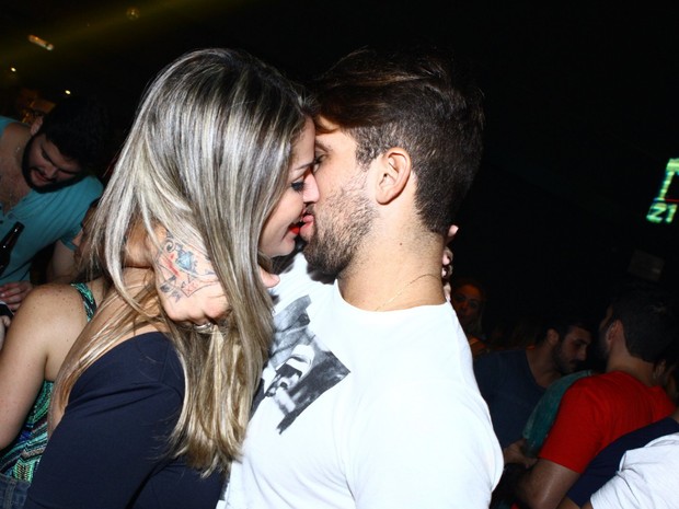 Ex-BBB Diogo Pretto dá beijaço em loira em boate carioca (Foto: Raphael Mesquita/Divulgação)