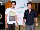 Rodrigo Simas e Gabriel Braga Nunes vão a evento no Rio
