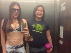 Simony exibe barriga sarada em selfie no elevador