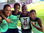 Thiaguinho prestigia Neymar no treino do Barcelona