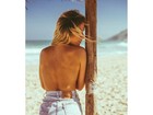 Giovanna Ewbank posa sensual de shortinho em praia do Rio
