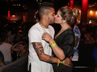 Dani Souza e Dentinho trocam beijos apaixonados em show