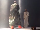Kanye West leva ator vestido de Jesus ao palco e é criticado em redes
