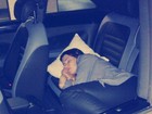 Deborah Secco é flagrada dormindo no carro