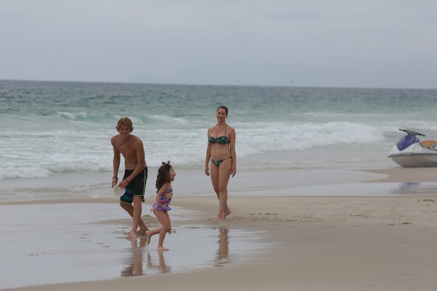 Letícia Spiller e filhos na praia (Foto: Dilson Silva / Agnews)