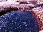 Paula Burlamaqui relaxa em piscina natural na Chapada Diamantina