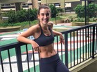Marcela Fetter, de 'Malhação', exibe barriga 'negativa' após treino