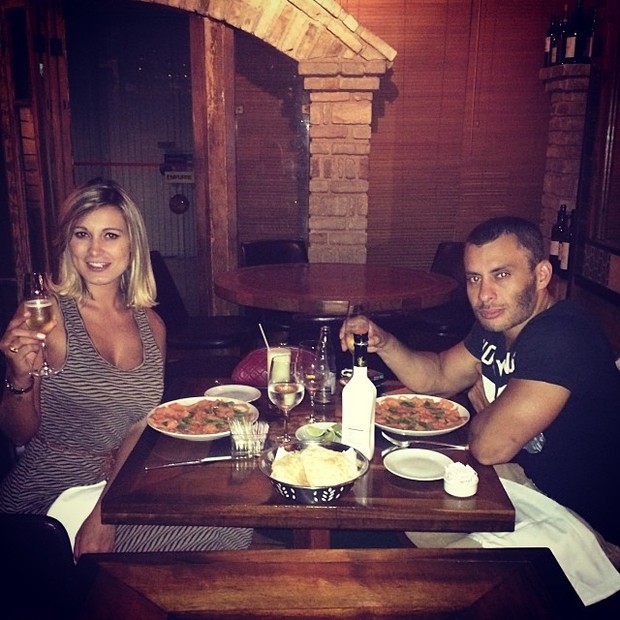 Andressa Urach com amigo em restaurante na Zona Oeste do Rio (Foto: Instagram/ Reprodução)