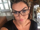 Kelly Key posta foto com óculos estilo 'nerd' divide opiniões na web