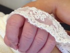 Vera Viel posta foto da mãozinha da filha recém-nascida