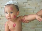 Priscila Pires mostra foto do filho cheio de marcas de batom após a folia