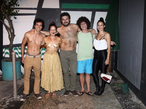 Chicão, filho da cantora Cássia Eller, e Nanda Costa com Lan Lahn e banda em show no Rio (Foto: Roberto Valverde/ Brazil News)