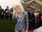 Lady Gaga ousa no look e exibe sapatos altíssimos no baile do MET