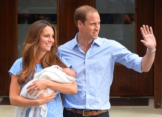 Kate Middleton e Príncipe William com o bebê na porta da maternidade (Foto: AFP / Agência)