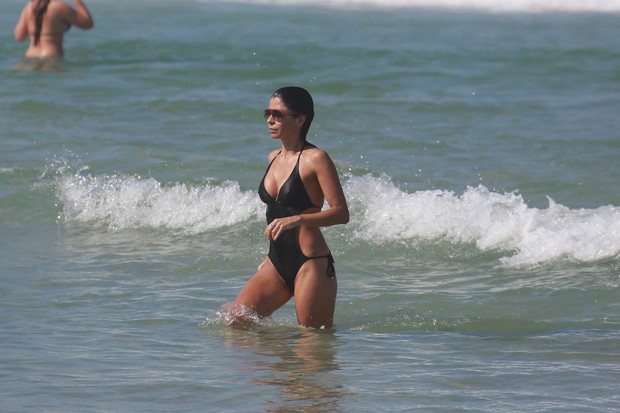 Anna Lima na praia (Foto: Dilson Silva/ Ag. News)
