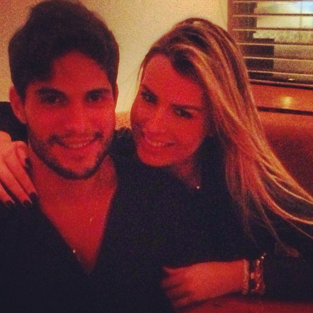 Ex-BBBs Fernanda e André postam foto em clima romântico (Foto: Reprodução/Instagram)