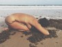Bella Maia posa nua em foto na praia e compartilha na web