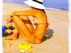 Luciana Gimenez posta foto na praia e diz: 'Adoro um ossinho'