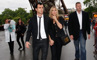Jennifer Aniston com o namorado Justin Theroux em Paris, na França (Foto: Grosby Group/ Agência)