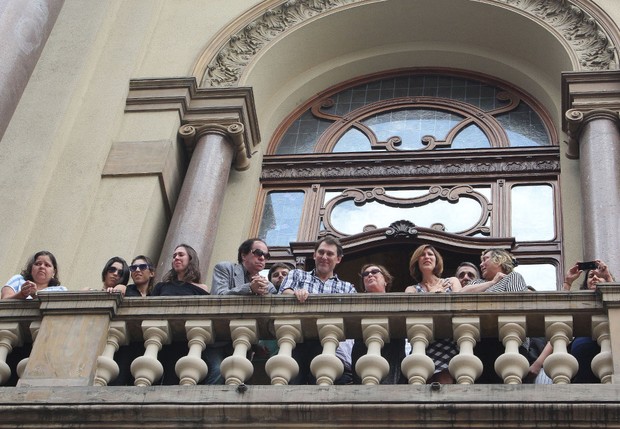 Familiares de Paulo Goulart acenam para fãs no Teatro Municipal (Foto: Celso Tavares/EGO)