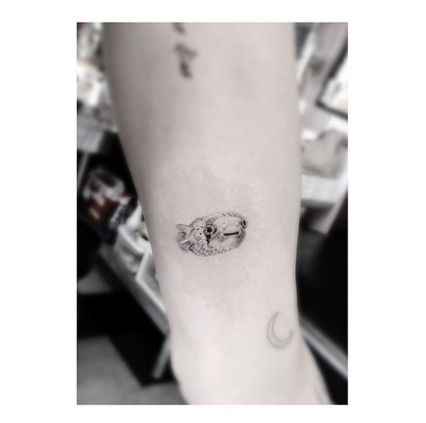 Miley Cyrus faz tatuagem de seu peixe no braço  (Foto: Instagram/Reprodução)