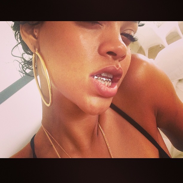 Rihanna posta nova foto usando grillz (Foto: Reprodução/Instagram)