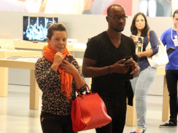 Fernanda Souza e Thiaguinho em shopping na Zona Oeste do Rio (Foto: Marcus Pavão/ Ag. News)