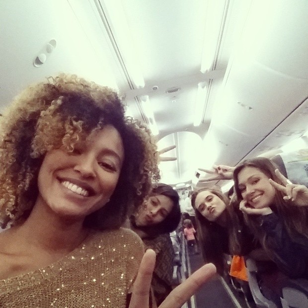 Sheron Menezzes, Yanna Lavigne, Juliana Paiva e Day Mesquita no avião (Foto: Instagram)