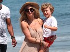 Ashlee Simpson passeia com o filho na praia