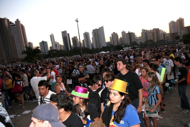 Multidão do lado de fora do estádio para o show de Paul McCartney (Foto: André Freitas / AgNews)