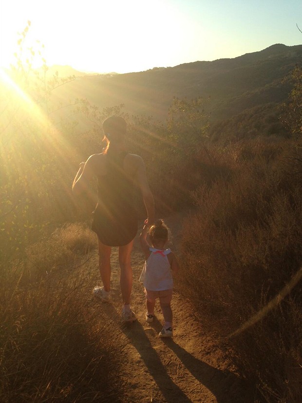 Victoria Beckham e a filha Harper (Foto: Twitter / Reprodução)