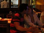 Bárbara Evans troca beijos com o novo namorado durante jantar