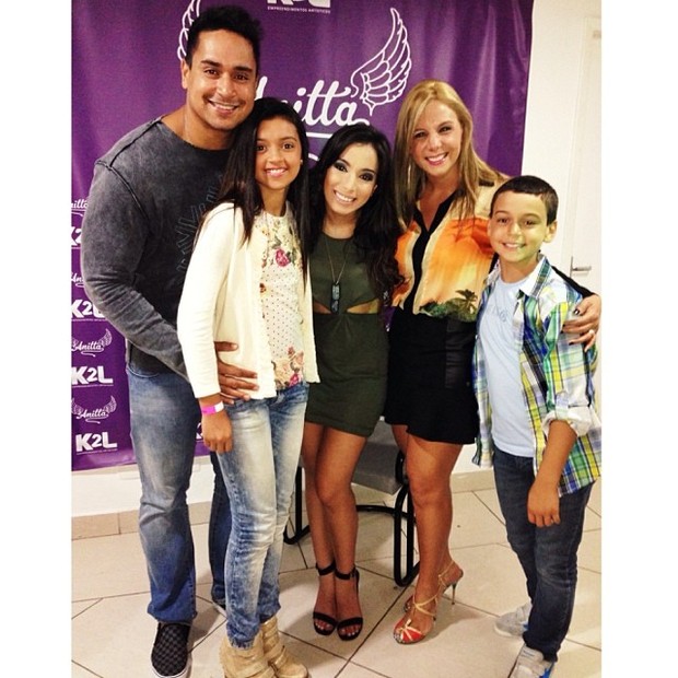 Carla Perez e Xanddy com os filhos Camilly Victória e Victor Alexandre e a cantora Anitta em show no Rio (Foto: Instagram/ Reprodução)