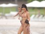 Kim Kardashian  mostra o corpão em dia de praia com os filhos no México
