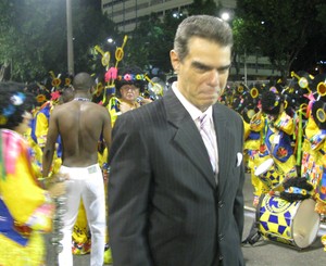 Nizo Neto na concentração da escola de samba Paraíso do Tuiuti, no Rio (Foto: Léo Martinez/EGO)