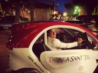 Enzo Celulari posa em carro elétrico na França  