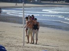 Sharon Stone vai à praia com o namorado em Balneário Camboriú