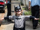 Com fantasia de Batman, filho de Adriane Galisteu dá show de fofura 