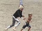Pega! Gwen Stefani se diverte com os filhos em festa na praia