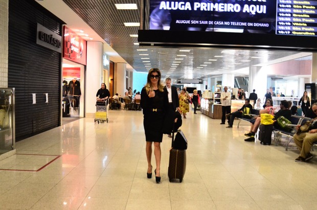 Deborah Secco no aeroporto Santos Dumont (Foto: William Oda / AgNews)