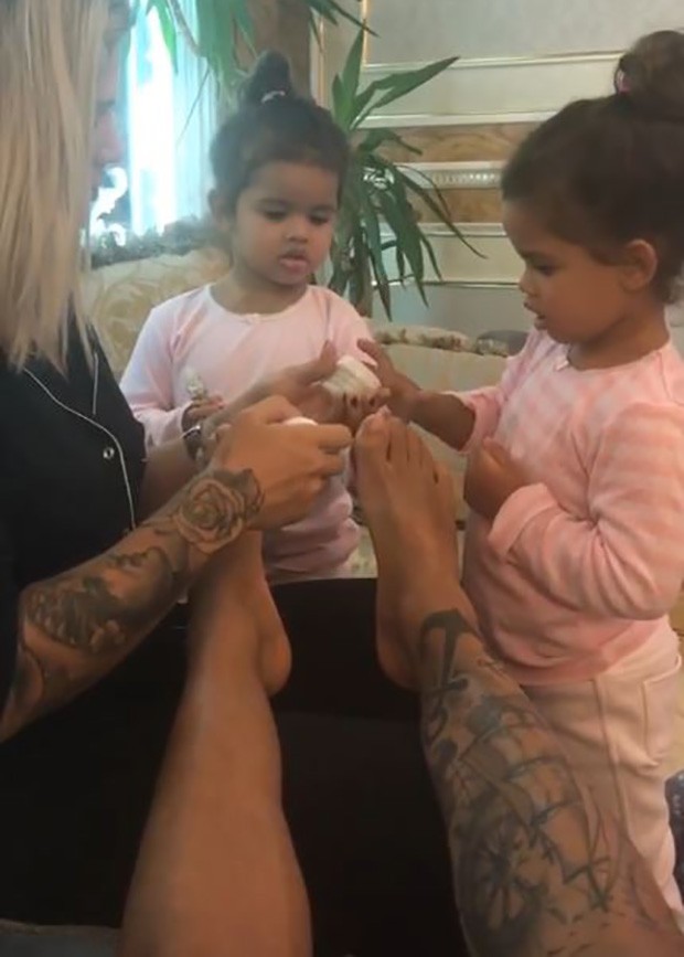 Dani Souza com seus filhos (Foto: Reprodução / Instagram)