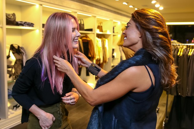 Juliana Paes curte o cabelo rosa de Fiorella Mattheis (Foto: Raphael Castello/AgNews)
