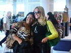 Susana Vieira posa com fãs no aeroporto