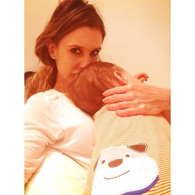 Sarah Oliveira e filho (Foto: Instagram / Reprodução)