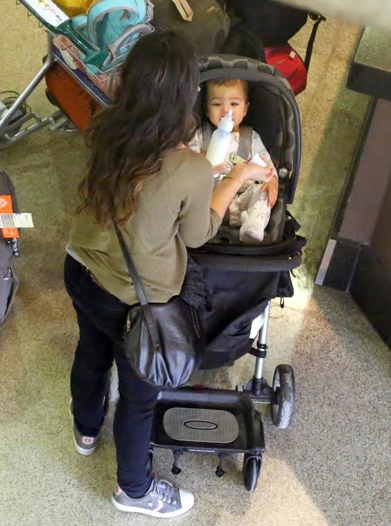 Camila Alves dá mamadeira ao filho (Foto: André Freitas e Delson Silva / Ag. News)