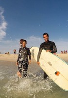 Veja como é a aula de surfe de Carol Nakamura 
