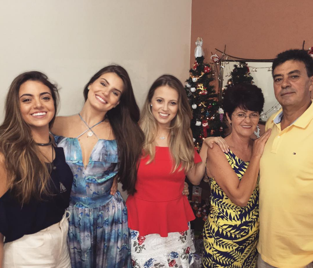 Camila Queiroz com a família (Foto: Reprodução/Instagram)