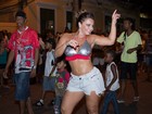 Viviane Araújo usa top e shortinho em ensaio do Salgueiro