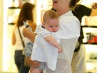 Fofura! Letícia Birkheuer circula com seu bebê em aeroporto