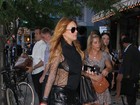 Lindsay Lohan usa blusa transparente e deixa sutiã à mostra